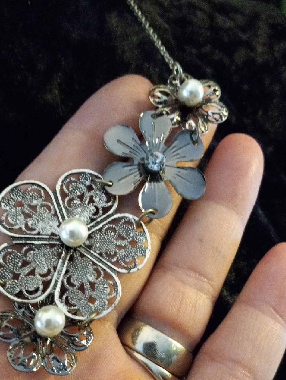 Vintage Silver Floral & Pearl Centers Necklace with White Pearl Studs - Picture 4 of 9